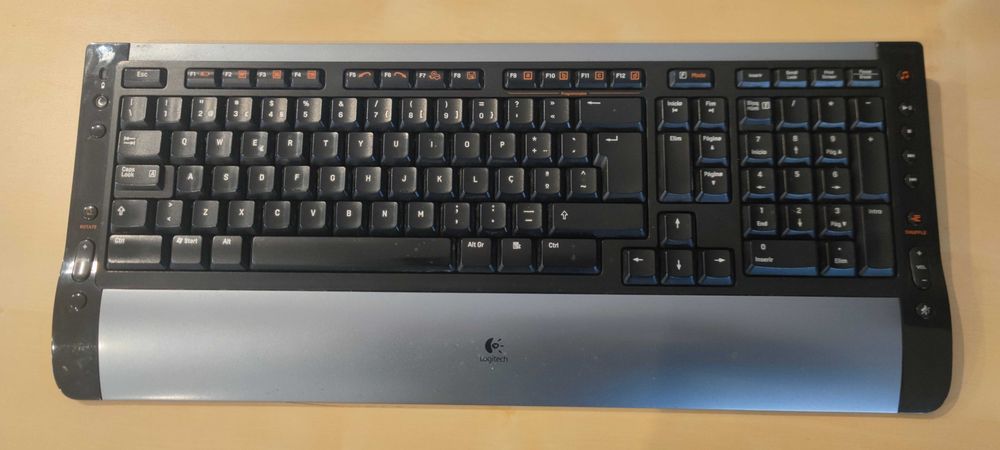 Computador Desktop + Monitor + Teclado sem fios + rato