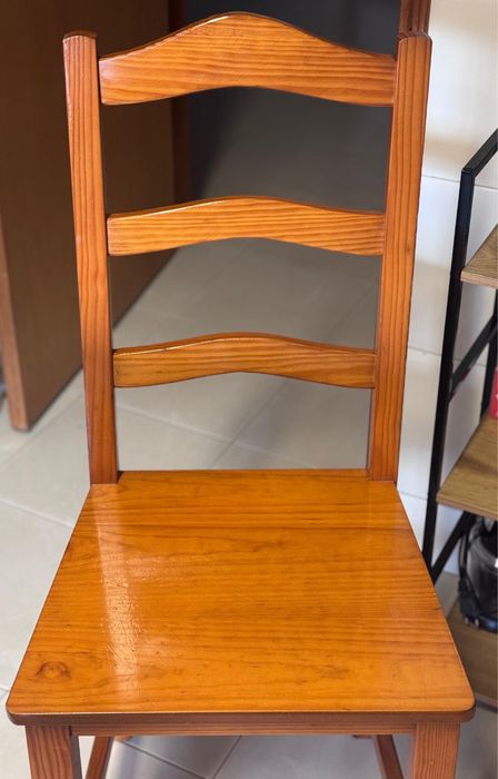 Mesa usada de madeira pinho mel com duas cadeiras e dois bancos