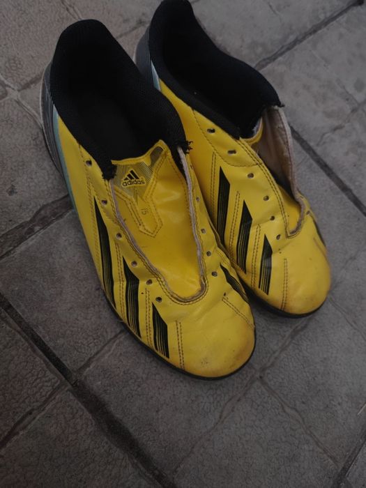 Кросівки Adidas.
