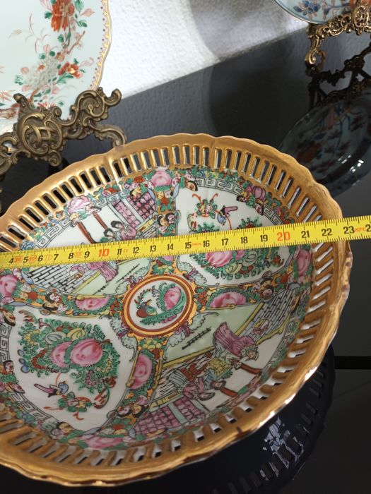 Peça vasada  decoração oriental em excelente estado