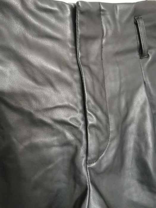 Calções pretos em ecopele para rapariga