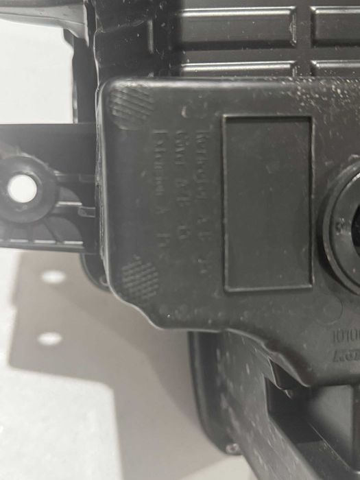 XPENG P7i - LED Frontal Esquerdo - Usado com pequeno arranhão