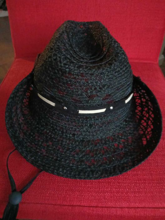 Chapéu preto abas abertas ou fechadas com alça ajustável
