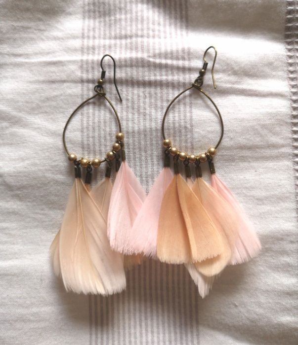 Brincos com penas em tons rosa claro/ bege