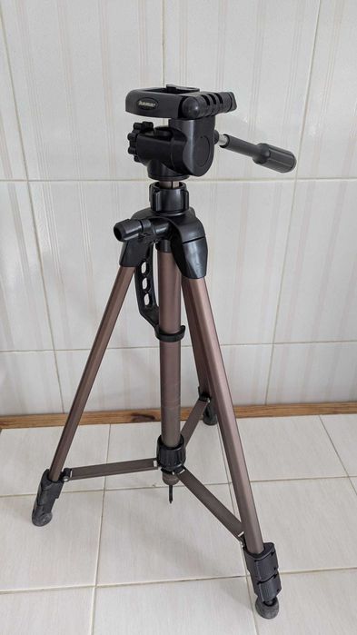 Canon 700D + EFS 18-55mm + EF 75-300mm + correias + bolsas + tripé etc