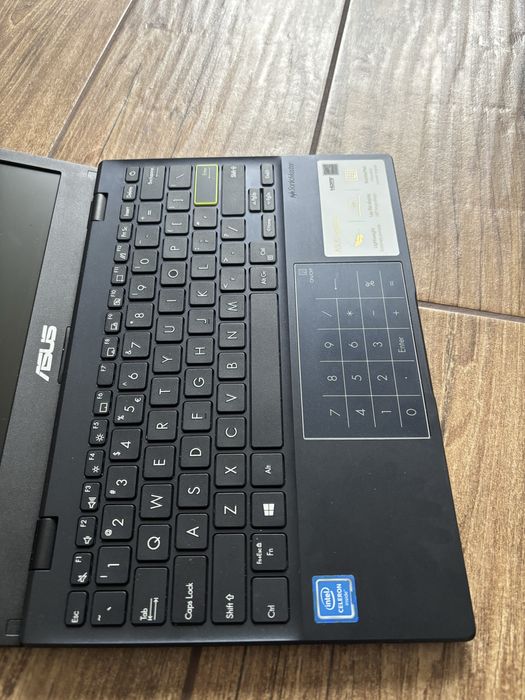 Laptop Asus E210M