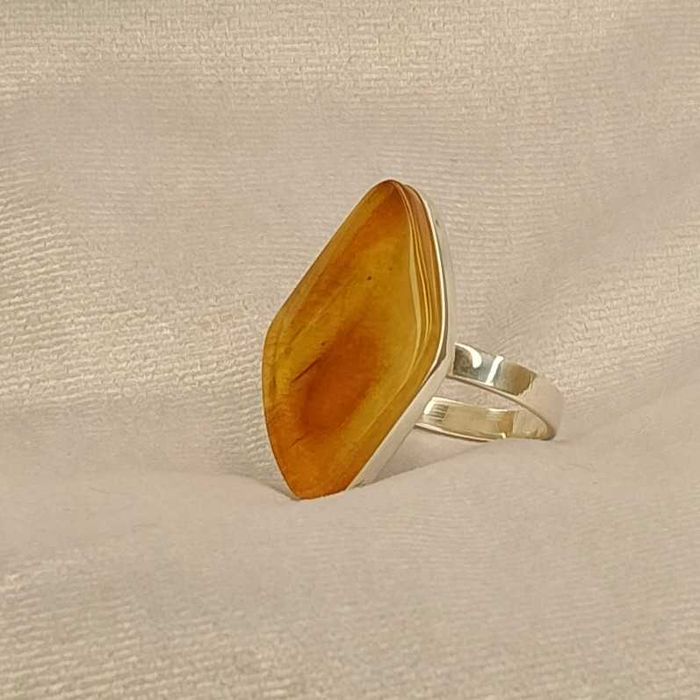 Srebrny pierścionek z bursztynem