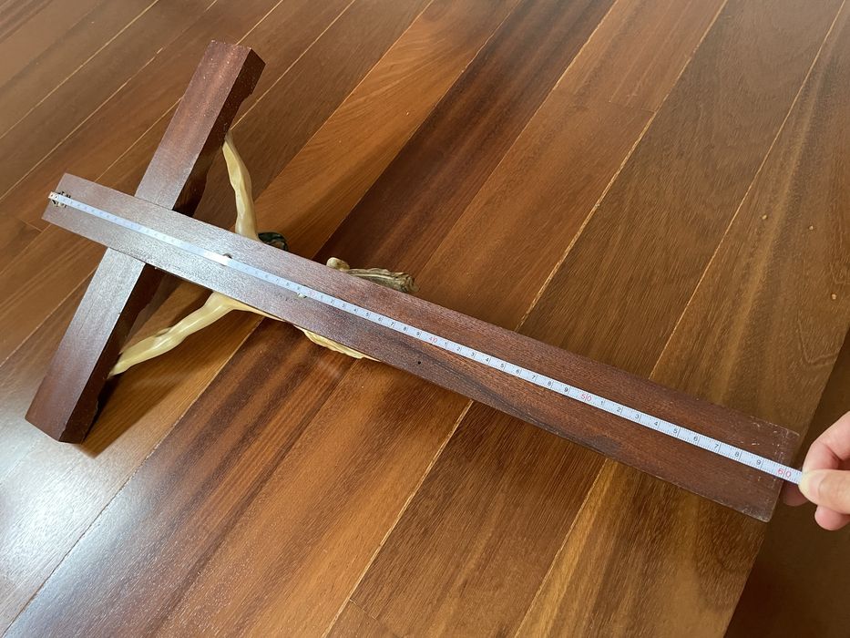 Crucifixo de Parede em Madeira Maciça