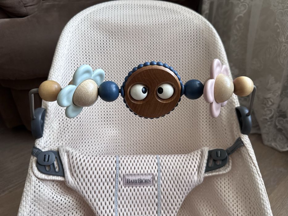 Шезлонг BabyBjorn Balance Soft Mesh + іграшка