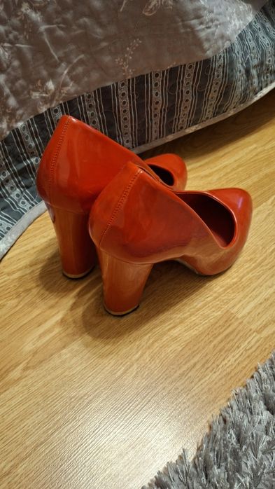 Червоні лакові туфлі,39р.