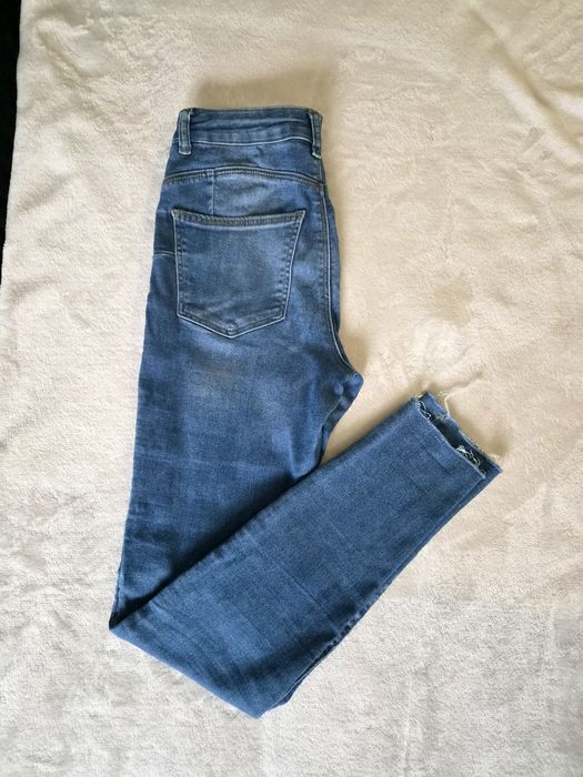 Jeansy rurki z dziurami CROPP rozmiar XS