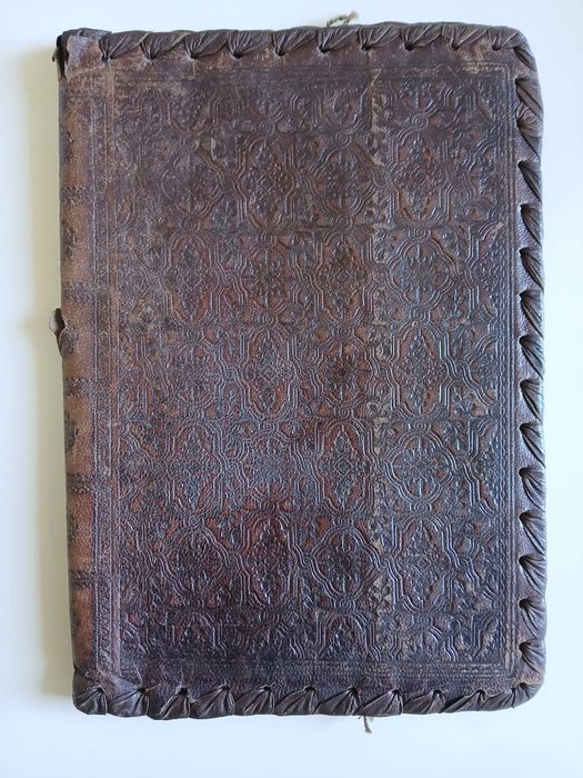 Capa de livro antiga em pele gravada