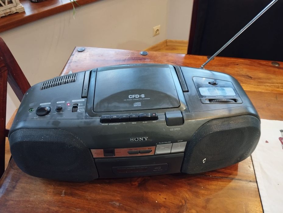 Stare radio Sony.