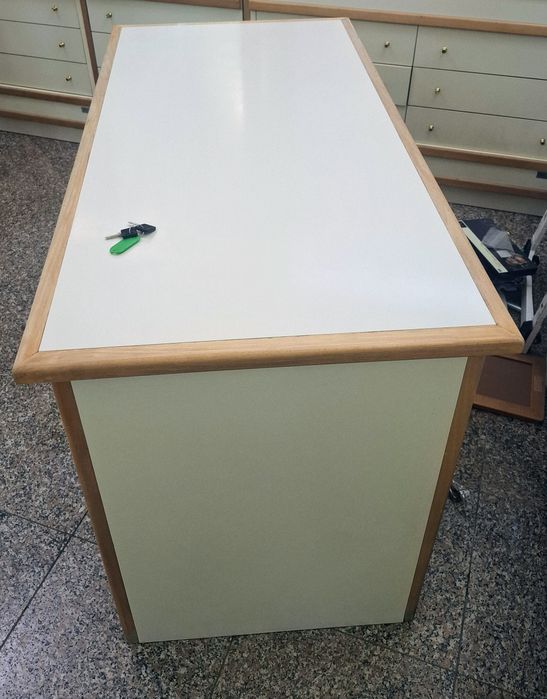 Balcão  vintage com gavetas e vitrine + cadeira