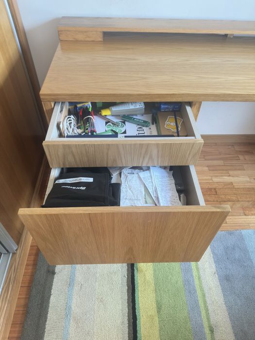 Secretaria com modulos de gavetas e arrumacao capas/livros