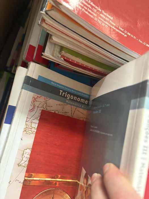 Vendo livros escolares do 1.* ao 12.* ano