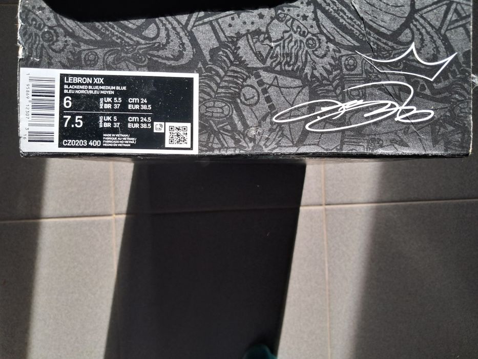 Баскетбольні кросівки Nike LeBron