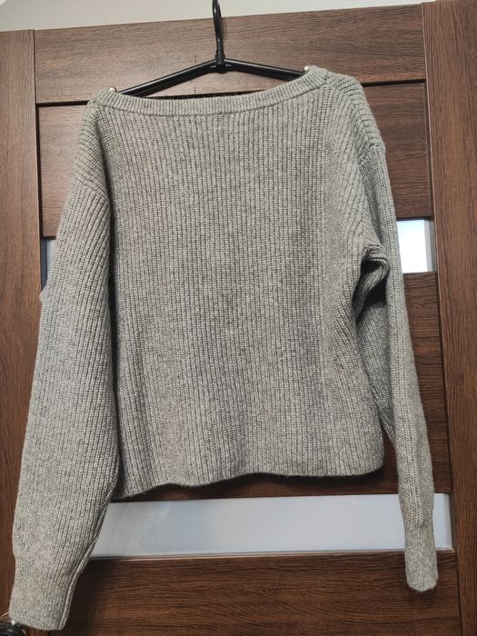 Sweter szary z koralikami w kolorze srebrnym
