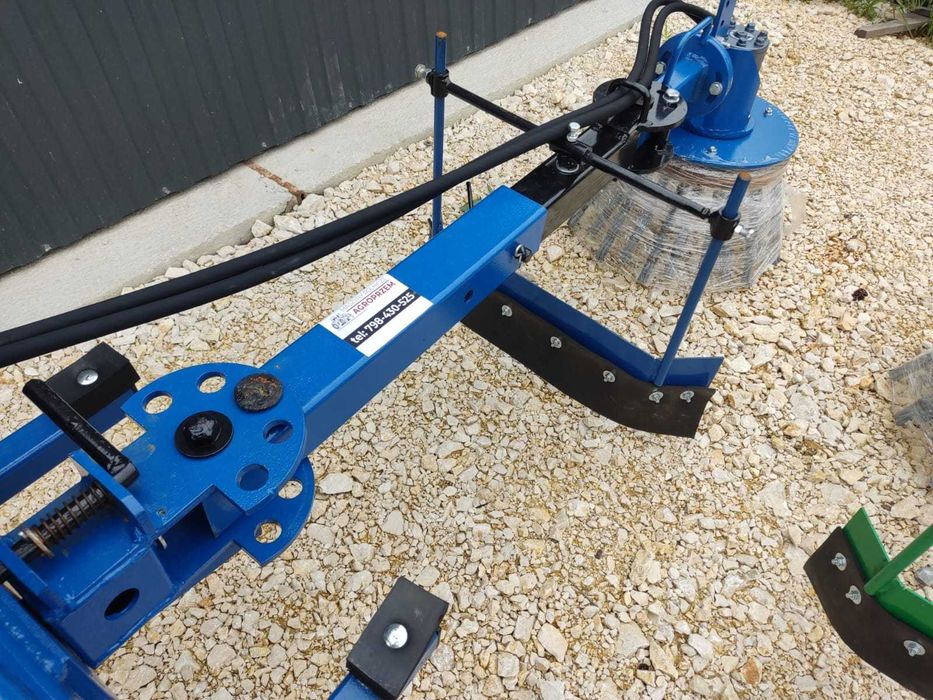 Odchwaszczacz hydrauliczny do kostki krawężników szczotka