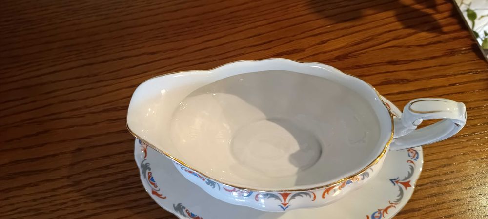 Przedwojenna sosjerka porcelana biała
