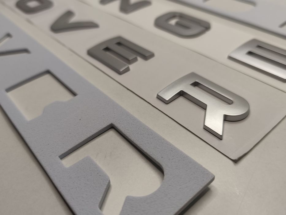 Emblema Letras Range Rover Capô Mala Símbolo Legenda Prata Metalizado Cinza Acetinado Modelo Evoque Sport Velar Novo