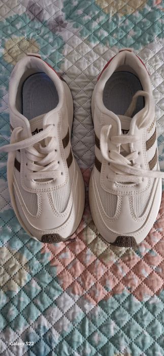 Ténis brancos e bege