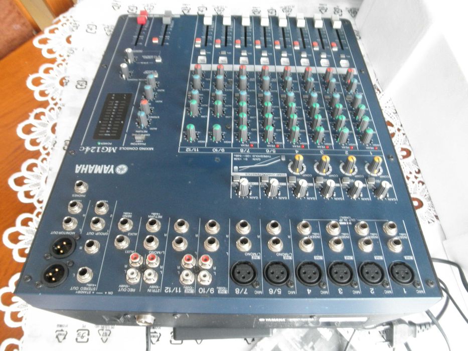 Mikser estradowy YAMAHA MG 124 C. Mixer.