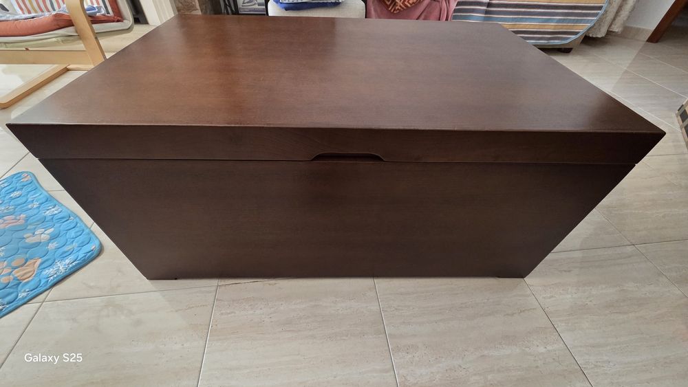 Arca enxoval em madeira maciça de castanho