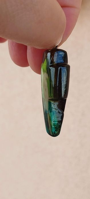 Zawieszka z bursztynu bałtyckiego barwionego