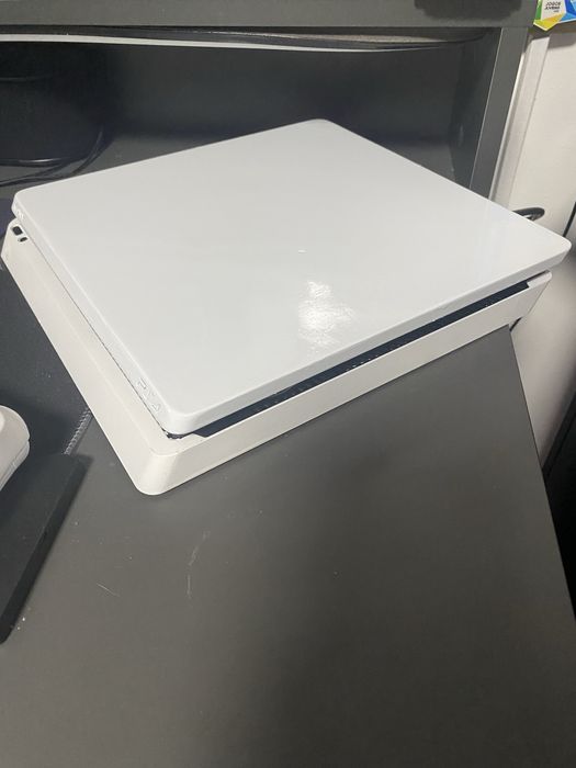 PlayStation 4 Slim em ótimo estado