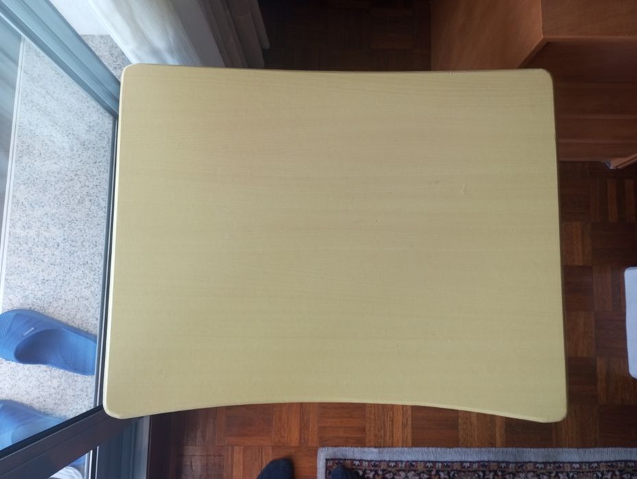 Mesa de costura em bom estado