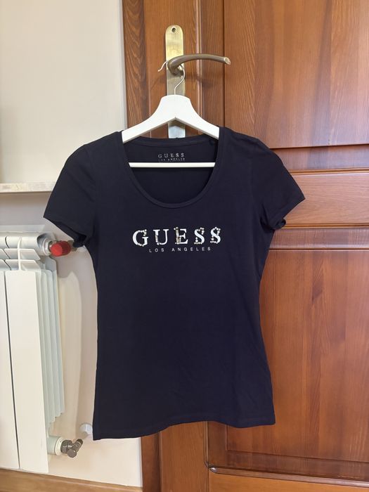 Damski t-shirt z napisem Guess