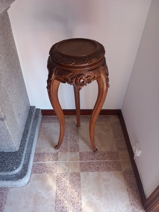 Coluna decorativa em madeira