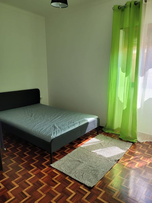 Quarto mobilado 340 €  a 6 minutos da estação de entroncamento