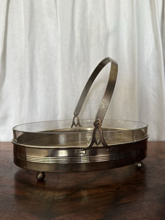 Metalowa żardiniera art deco z rączką, koszyk ze szkanym wkładem