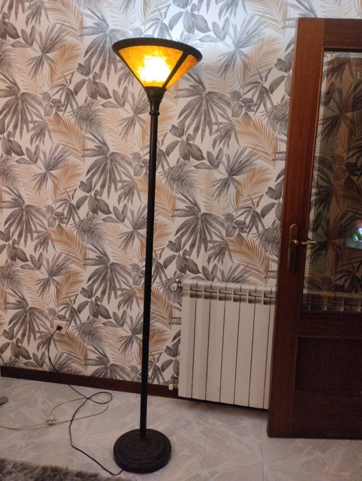 Candeeiro de pé para sala ou corredor