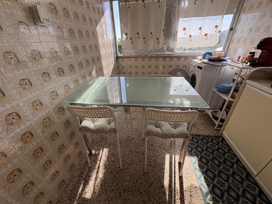 Mesa com tampo de vidro, 4 cadeiras