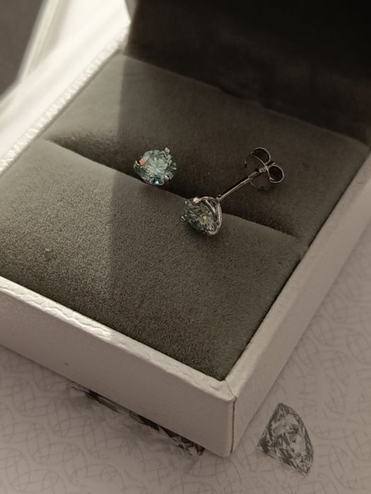 Nowe kolczyki z prawdziwym moissanitem GRA 0.5 ct w kolorze błękitnym