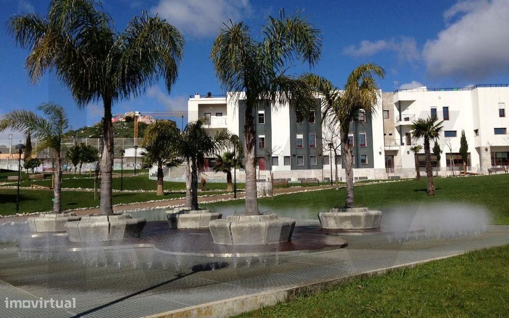 Oportunidade Estratégica de Investimento: Prédio de 2 Pisos na Amadora