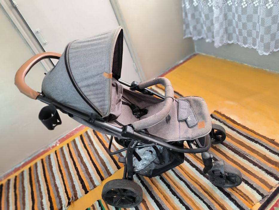 Продам прогулочную коляску 2500грн