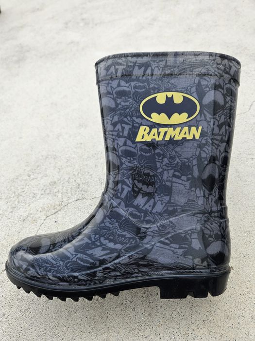 Chuteiras de futebol e botas T30 semi novas para criança.