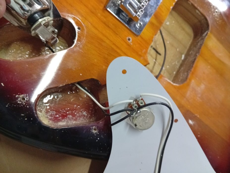 Compro guitarras elétricas operacionais ou danificadas.