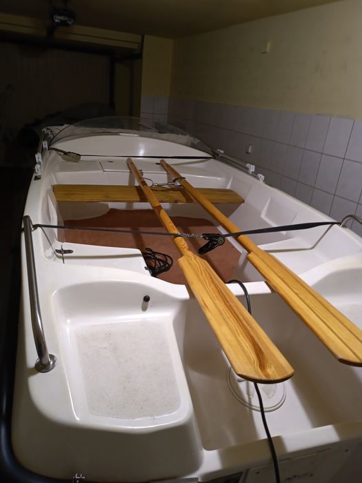 Łódź motorowa z zadaszeniem.