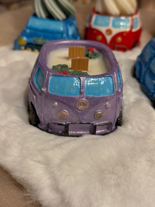 Świeca dekoracyjna w gipsowym autobusie z choinką