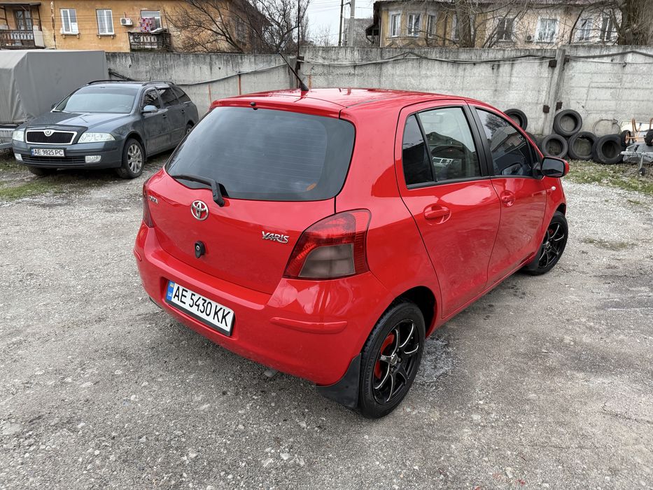 Продам тоета ярис на автомате в отличном состоянии