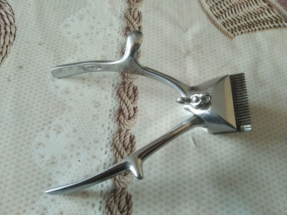 Продам дві старі опасні бритви і ручну машинку стару