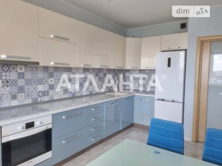 Продається 2 кімнатна квартира поряд з метро Палац Україна