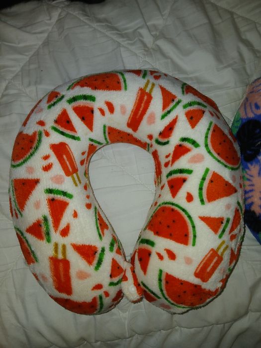 2 almofadas cervicais em bom estado geral