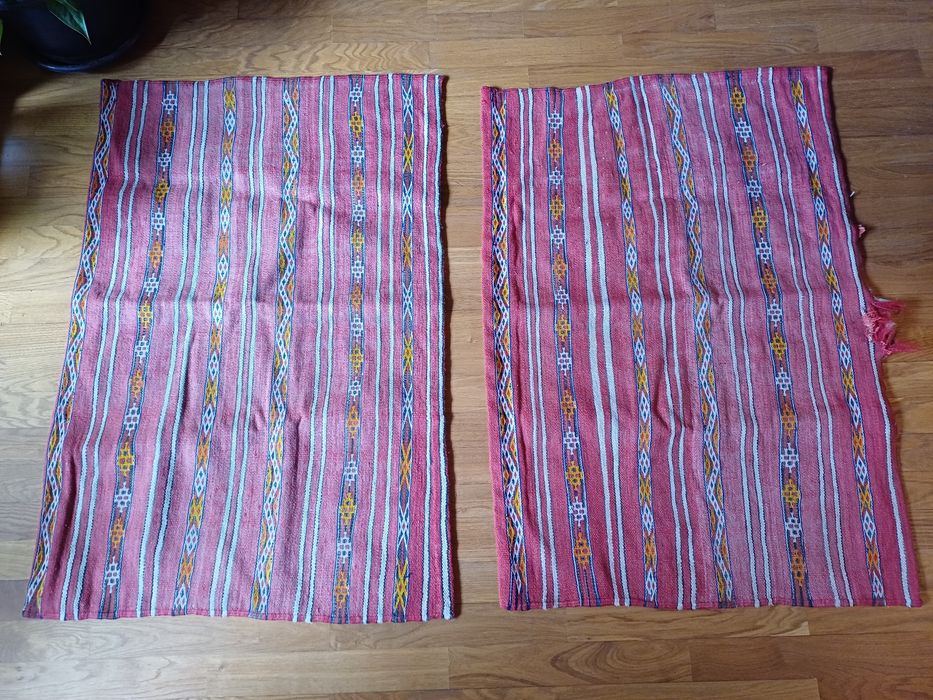 Dois tapetes marroquinos de tons vermelhos (105x72 cm)