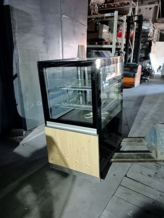 Кондитерська холодильна вітрина